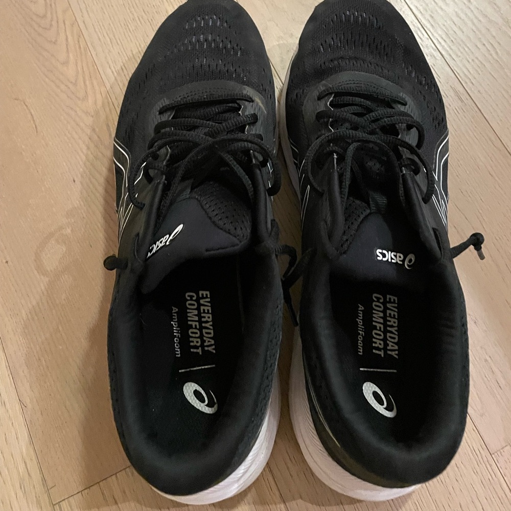 Black men’s ASICS running sneaker